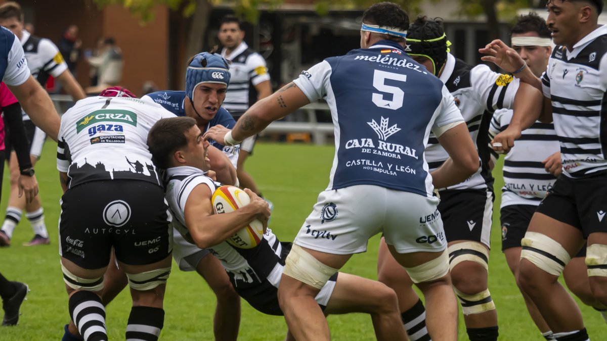 Posesión de El Salvador ante la fuerte defensa del Entrepinares, en el primer partido de Liga.