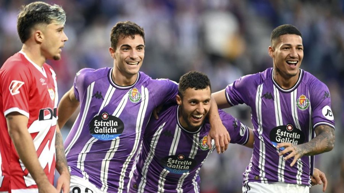 Lucas Rosa celebra el gol de Amallah junto al marroquí y Marcos André