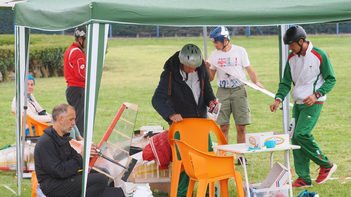 Los pilotos preparando sus aparatos en Terradillos.