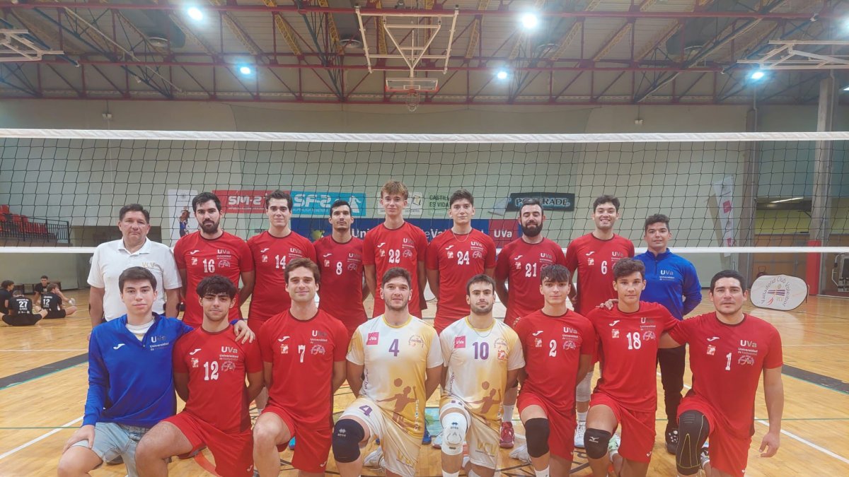 Foto de plantilla del Universidad Valladolid Club Voleibol temporada 24-25.