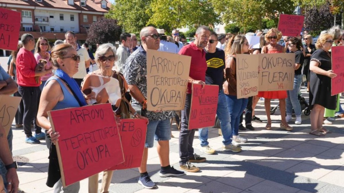 Concentración de vecinos por las viviendas ocupadas en Arroyo.