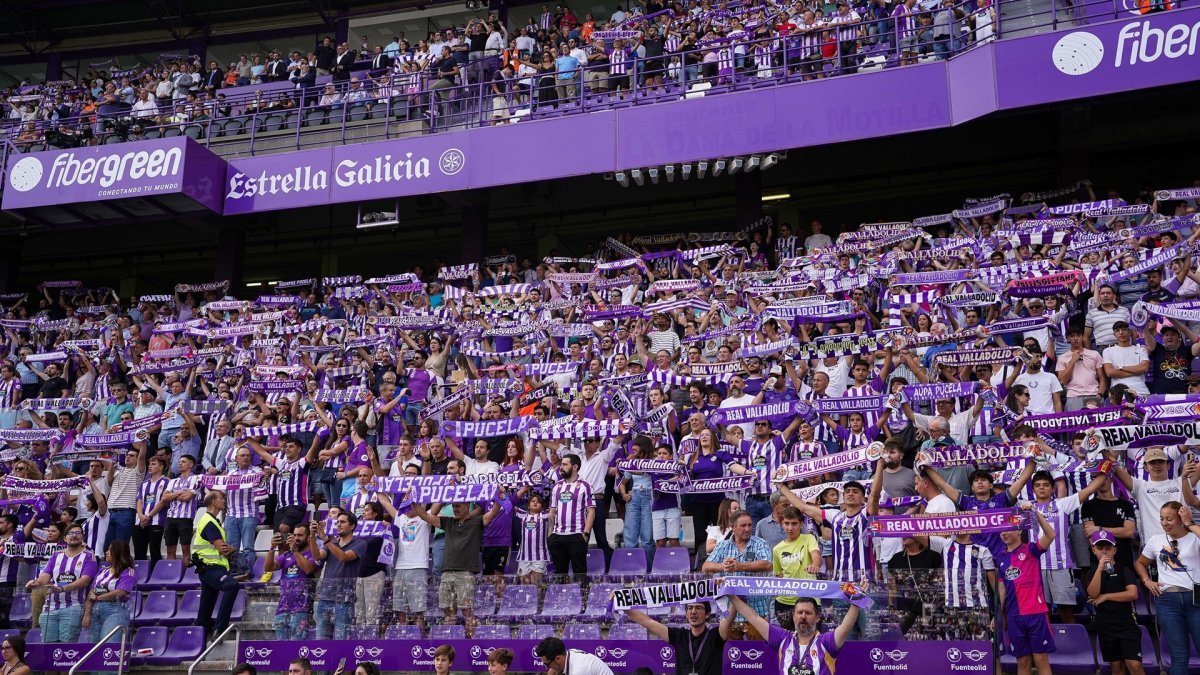 Aficionados del Real Valladolid antes del inicio de un partido.