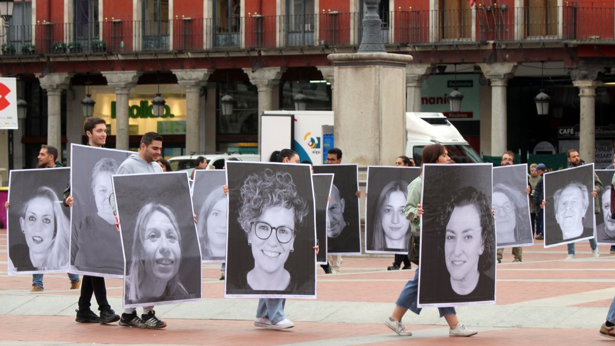 Fundación Intras da inicio a sus actividades por el Día de la salud mental con una intervención artística efímera' en la plaza Mayor de Valladolid