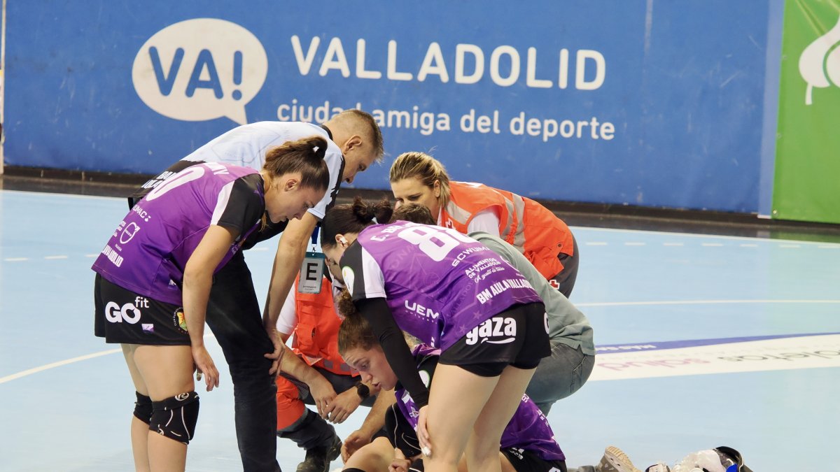 María Antón es atendida por sus compañeras tras caer lesionada en el partido de la EFH European Cup.