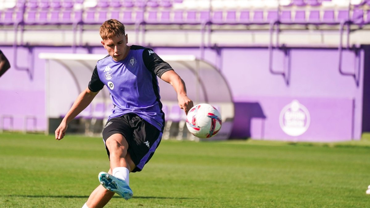 Arnu dispara a puerta durante un entrenamiento