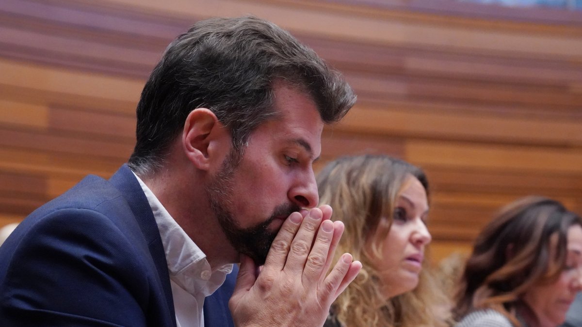 El secretario general del PSOE de Castilla y León, Luis Tudanca, durante el pleno de las Cortes