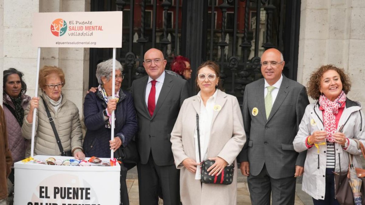 Jesús Julio Carnero junto con miembros de la asociación El Puente Salud Mental Valladolid.