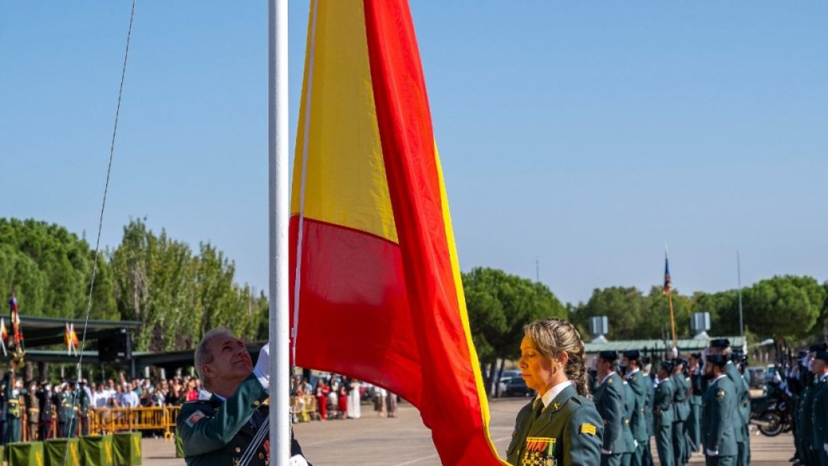 Izado de bandera por parte de la Guardia Civil en Valladolid en una imagen de archivo.