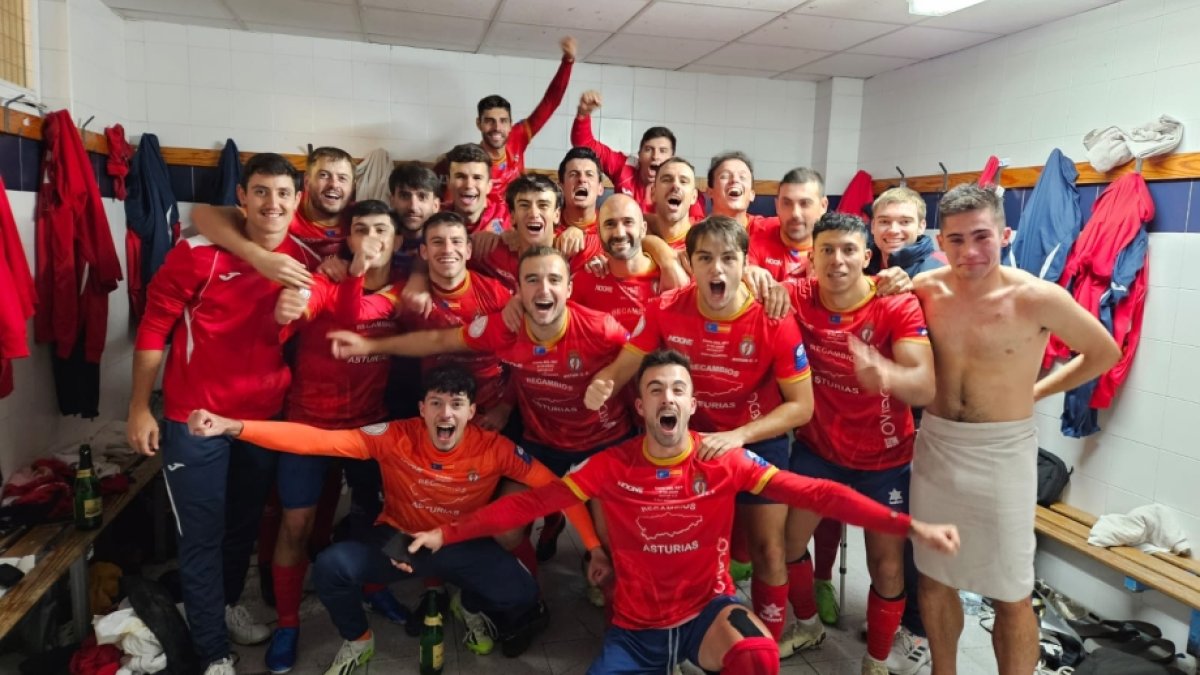 La plantilla del Astur celebra el miércoles su pase a la primera ronda de la Copa del Rey.