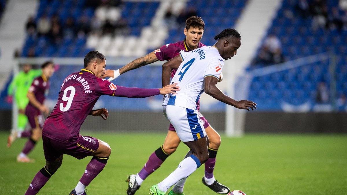 El leganesista Porozo se interna entre Marcos André y Juric.