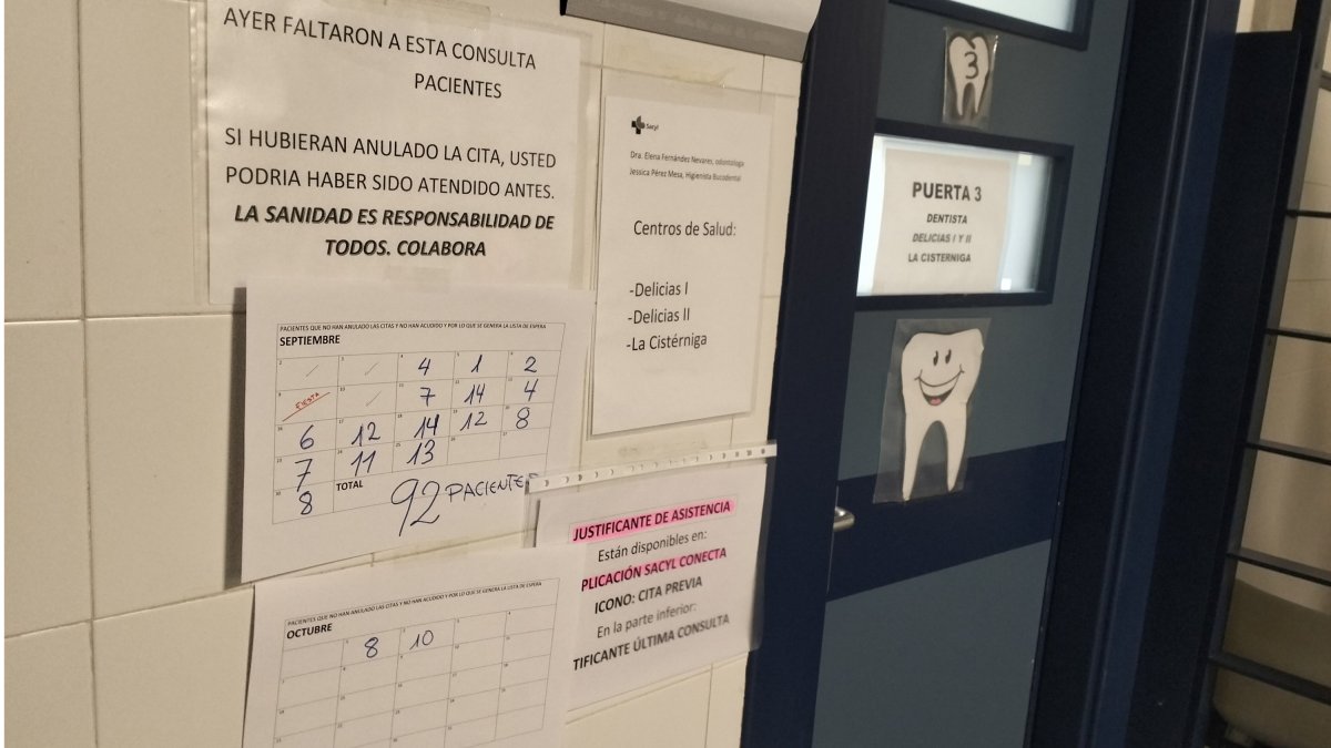 Consulta de un dentista en el centro de Salud Casa del Barco donde anotan cada día el número de pacientes que no acude a la cita.