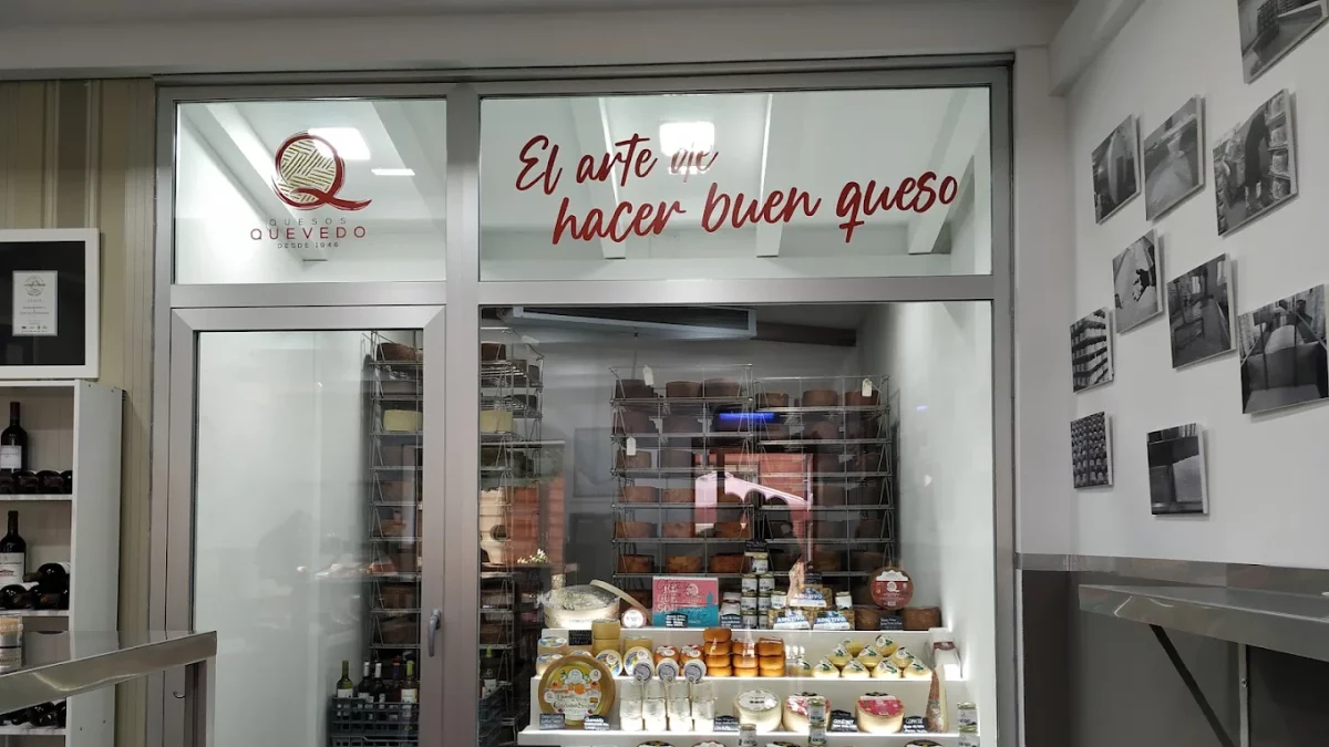 Interior de la tienda Quesos Quevedo en la calle de Doctrinos