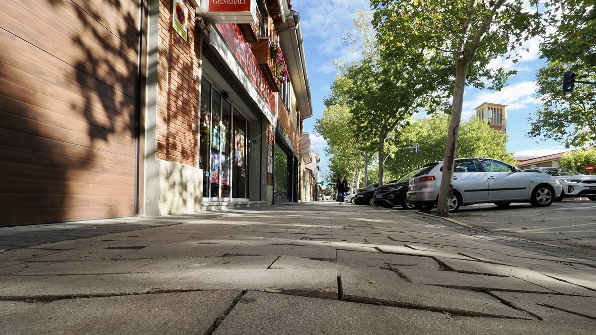 Baldosas levantadas en la avenida de Santander, en el entorno objeto de la polémica.