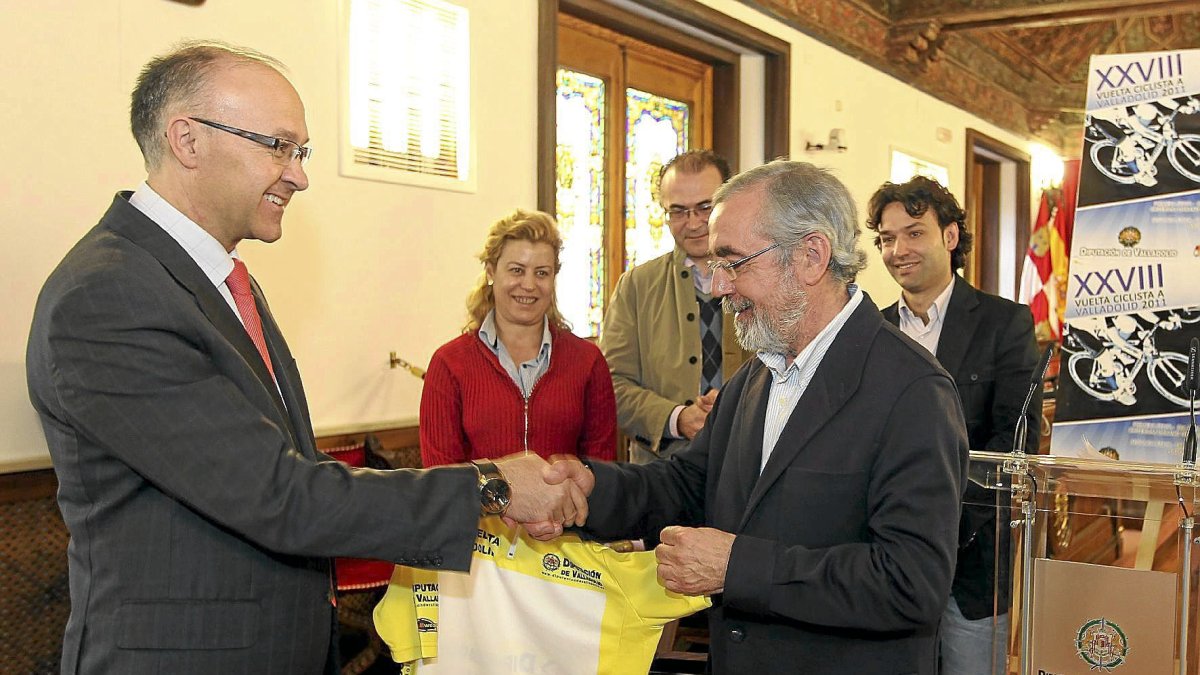 Ramiro Ruiz Medrano, entonces presidente de la Diputación, entrega en 2011 el maillot amarillo a Paco Bravo, retirado tres años antes, en la presentación de la Vuelta Ciclista a Valladolid.
