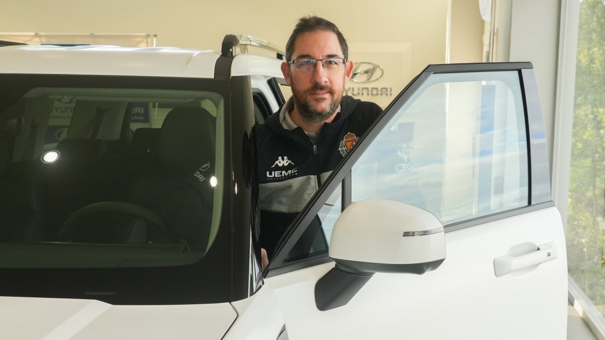 Lolo Encinas subiéndose a un coche del concesionario de Hyundai