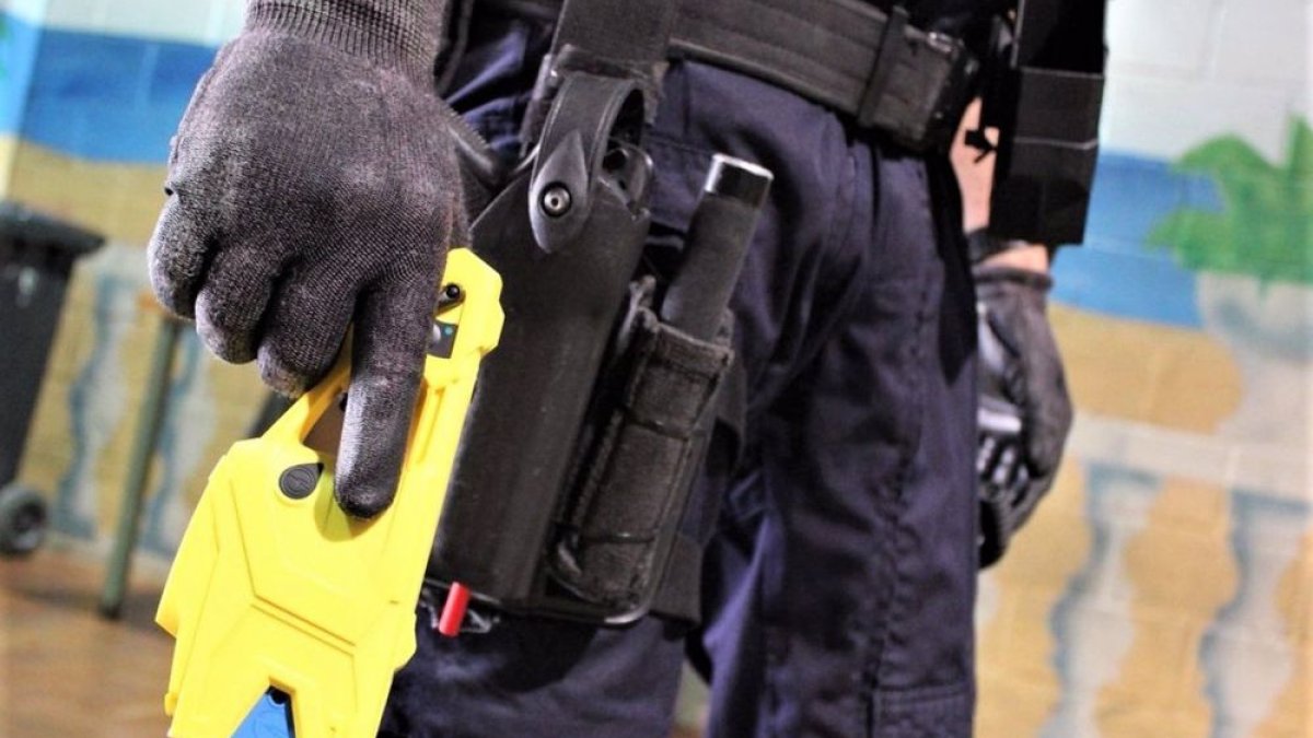Agente del Cuerpo Nacional de Policía con una pistola eléctrica.
