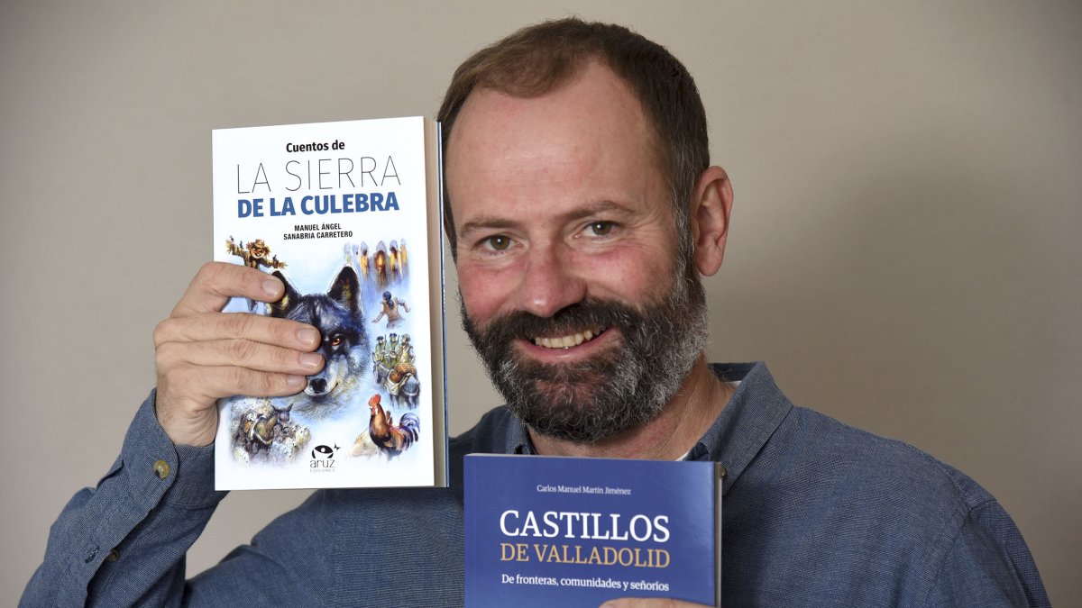 El escritor y editor palentino junto a algunas de las obras editadas en Aruz Ediciones