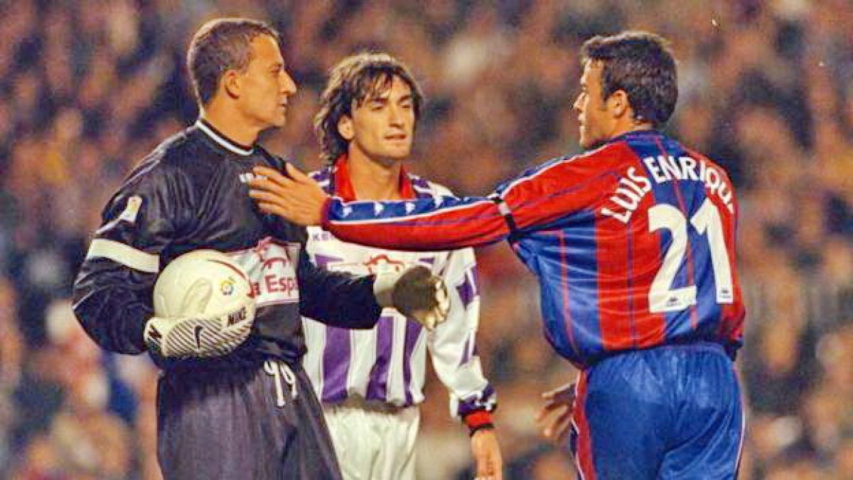 Luis Enrique se disculpa con César Sánchez ante Santamaría, en el Barcelona-Real Valladolid 97-98.