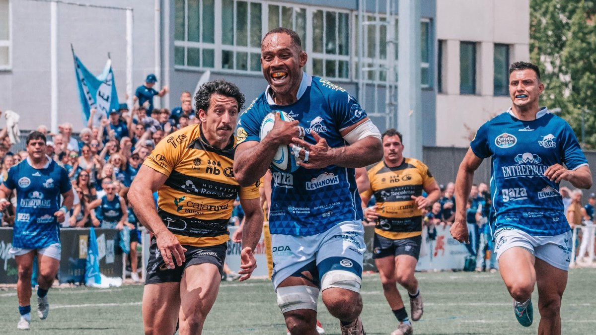 Kakokalo Gavidi corre para ensayar, perseguido por Tani Bay.