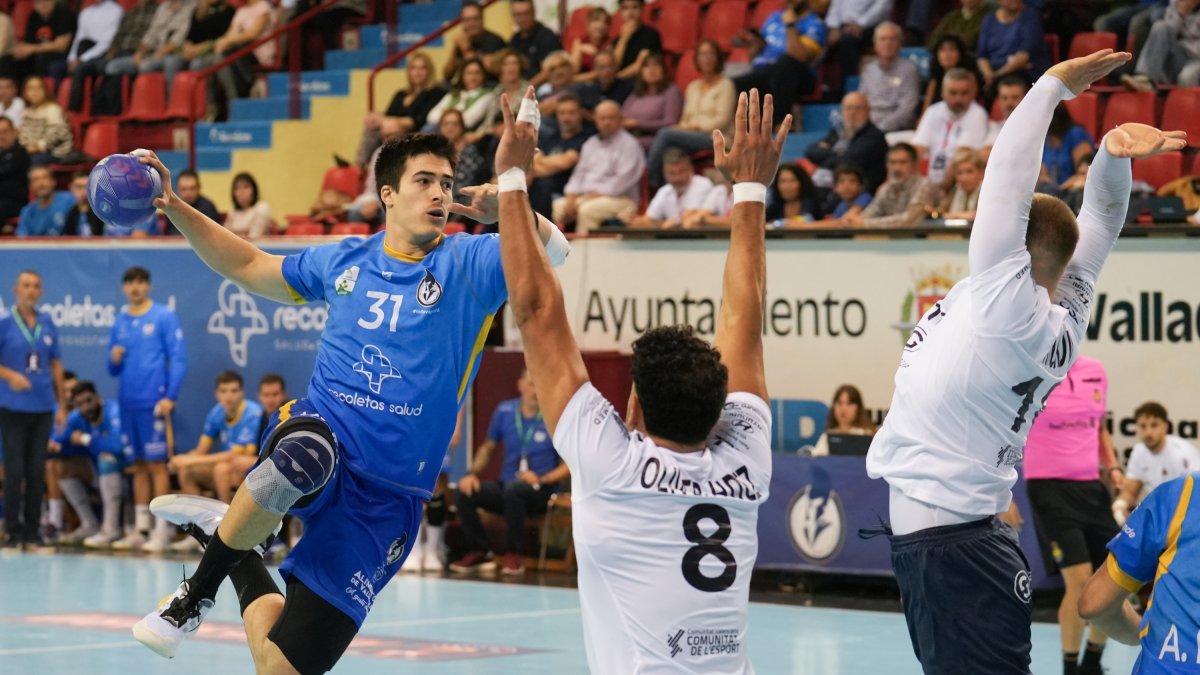 Edu Calle en un lanzamiento ante el Benidorm