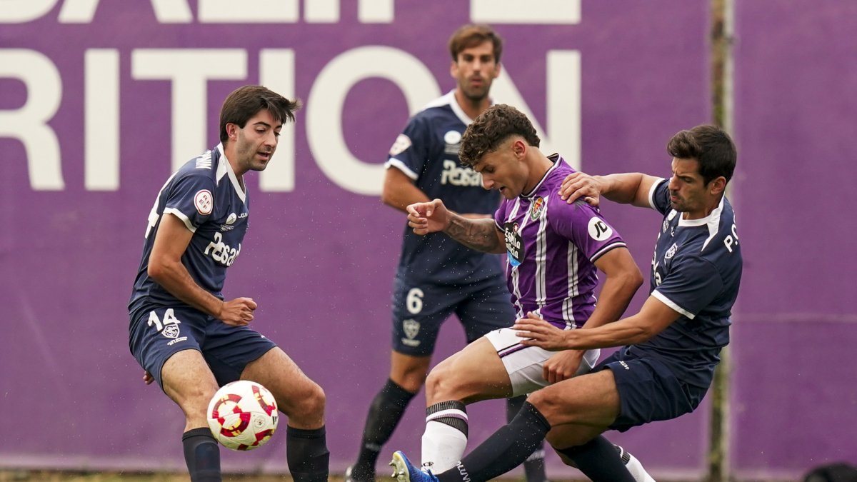 Jorge Delgado, ante tres jugadores del Marino.