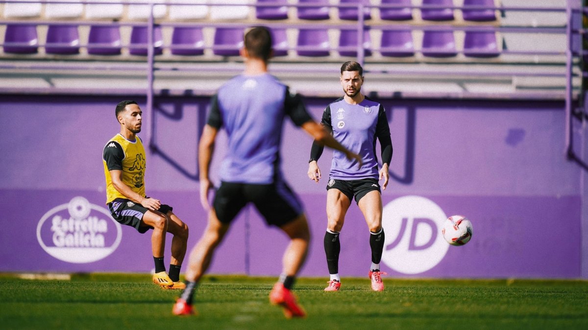 Javi Sánchez, de frente, a la derecha, junto a Anuar y Rosa, de espaldas, en el entrenamiento de ayer.