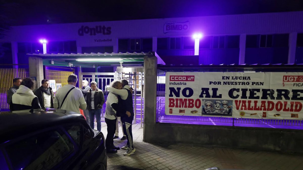 Los trabajadores de la planta de Bimbo de Valladolid en la primera jornada de huelga.