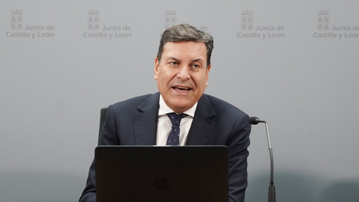 El consejero de Economía y Hacienda y portavoz, Carlos Fernández Carriedo, analiza  el anteproyecto de Ley de Presupuestos.