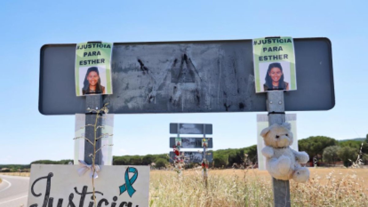 Carteles y fotos de Esther López, donde aparecía su cadáver.