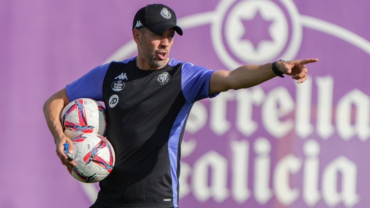 Pezzolano da una orden durante el entrenamiento del lunes.