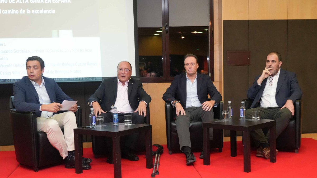 Imagen de la mesa de debate con Eduardo Gordaliza como moderador, Carlos Moro, Carlos Villar y Vicente Orihuela