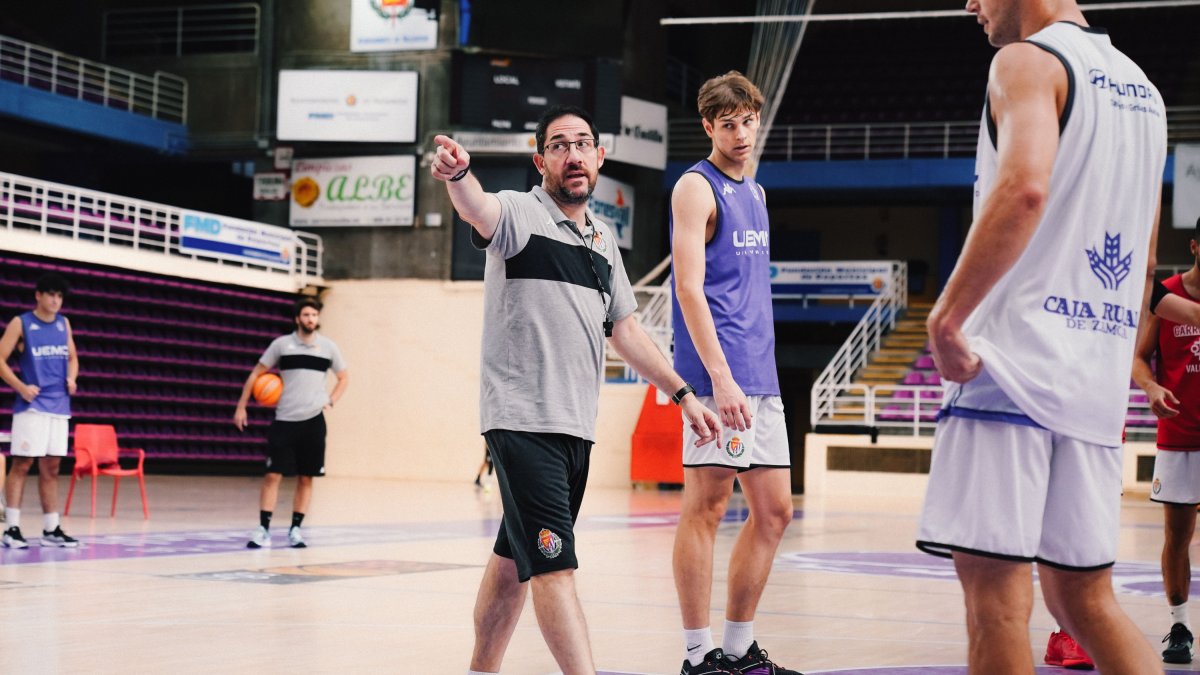 Lolo Encinas da una orden durante un entrenamiento.
