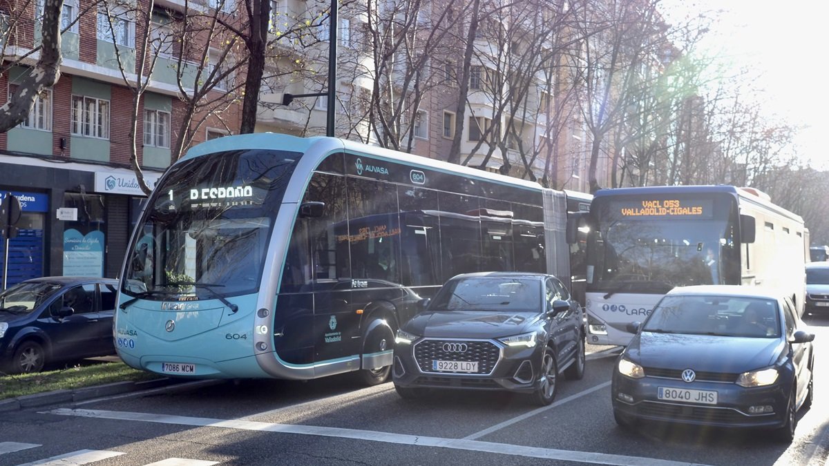 Autobús circulando por el paseo de Zorrilla, en una imagen de archivo.