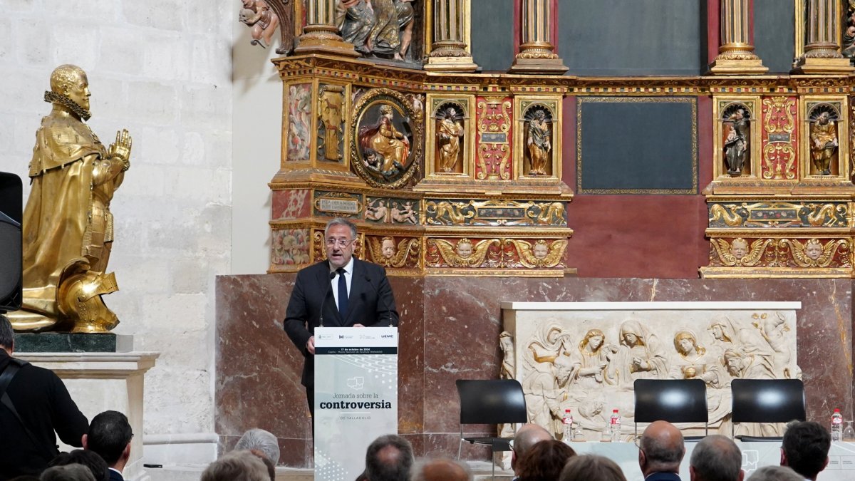 Imagen de la inauguración de la Jornada sobre 'La Controversia de Valladolid', presentada por el presidente de las Cortes de Castilla y León, Carlos Pollán