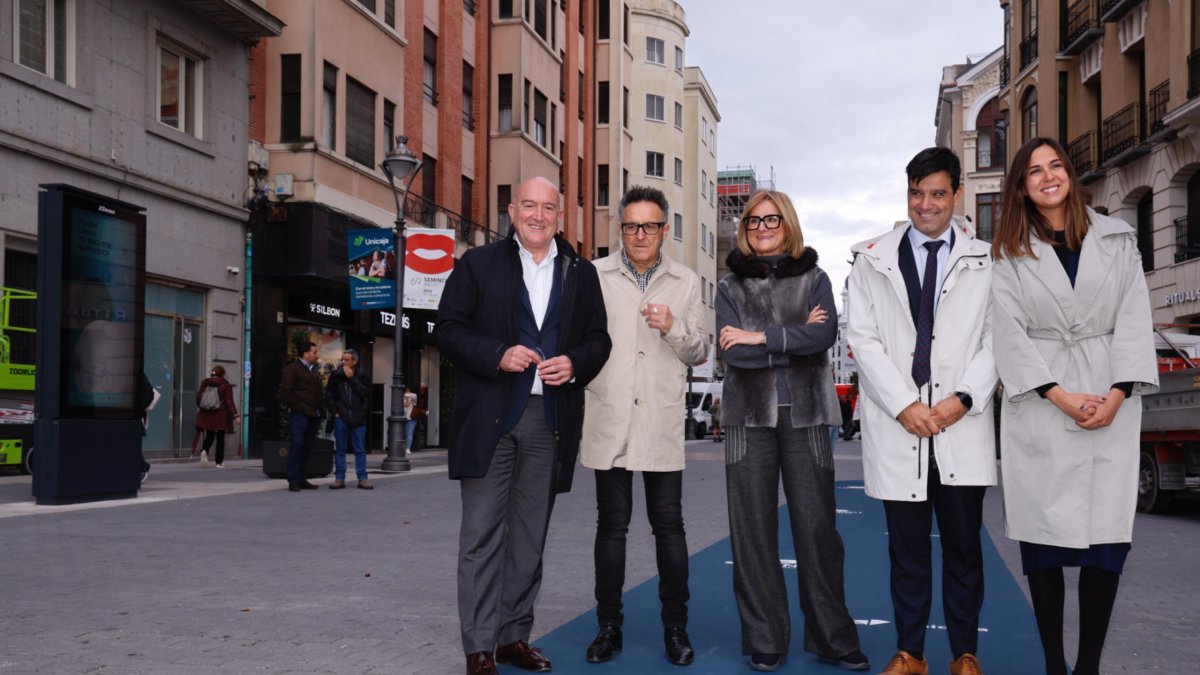 La alfombra azul de la Seminci se extiende sobre la calle.