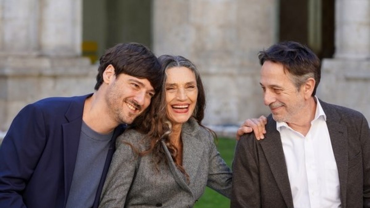 El director catalán Carlos Marques-Marcet, junto a los intérpretes Ángela Molina y Alfredo Castro.
