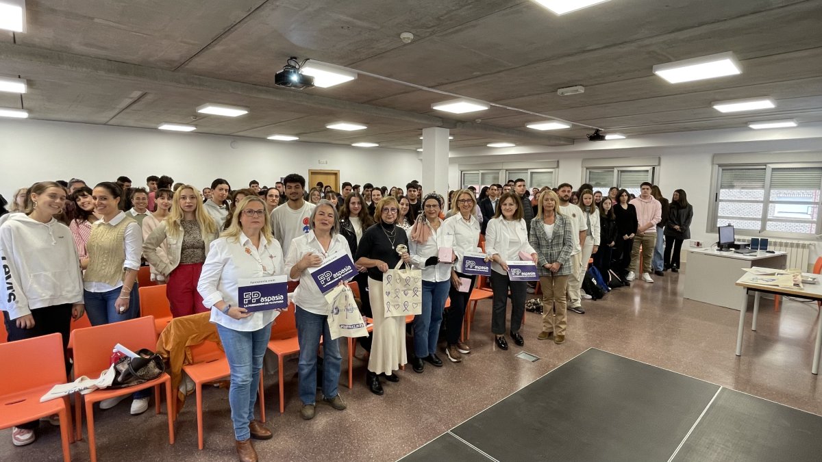 Las Vallkirias del Pisuerga, junto alumnos de FPAspasia en la Escuela de Profesionales Alcazarén.