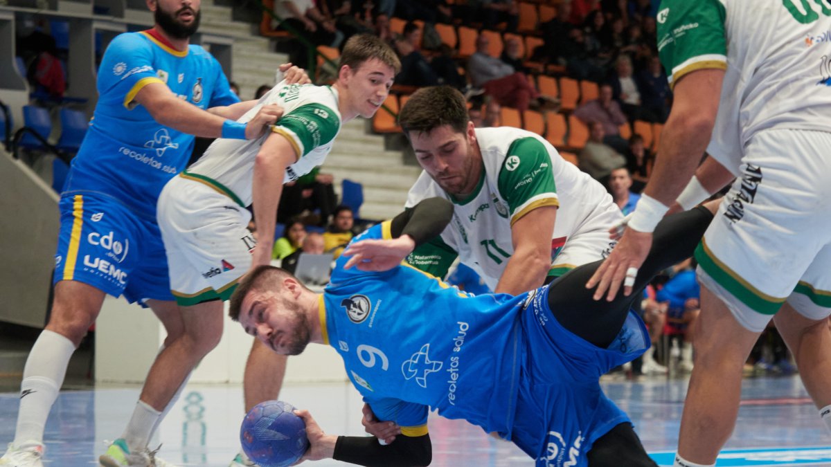 Martin Karapalevski lanza desde el suelo de manera acrobática ante la férrea defensa del Anaitasuna.