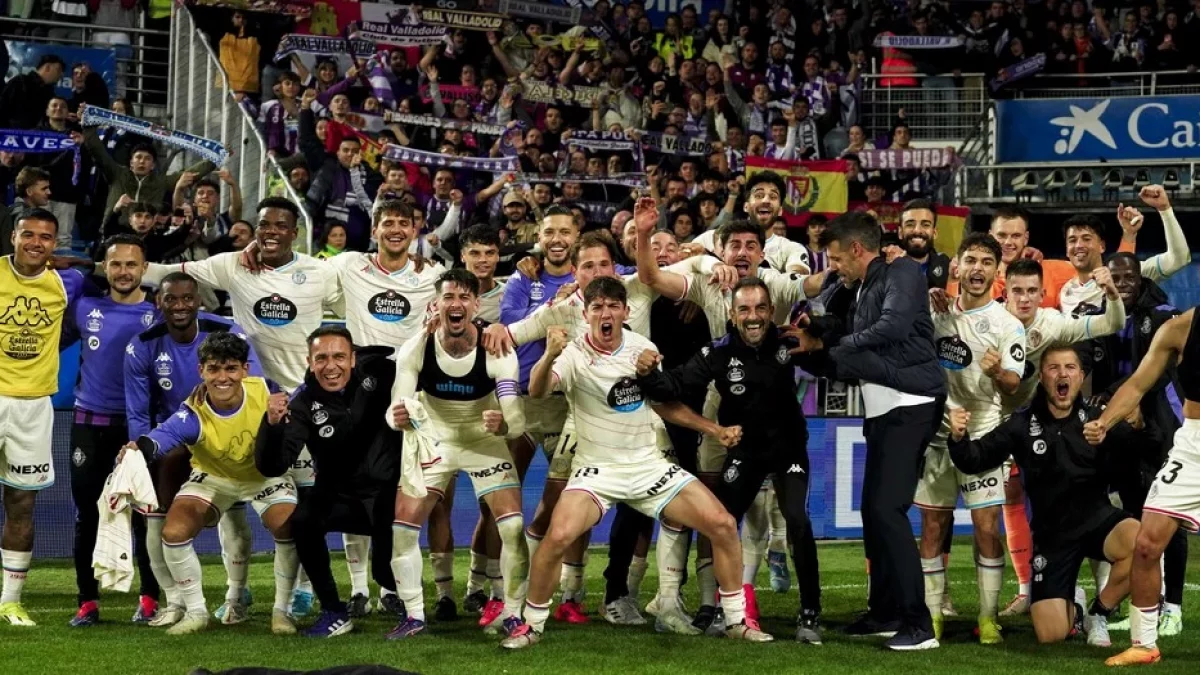 El Real Valladolid, eufórico, celebra su laborioso triunfo en Mendizorroza, el triunfo 500 de la historia del club en Primera.