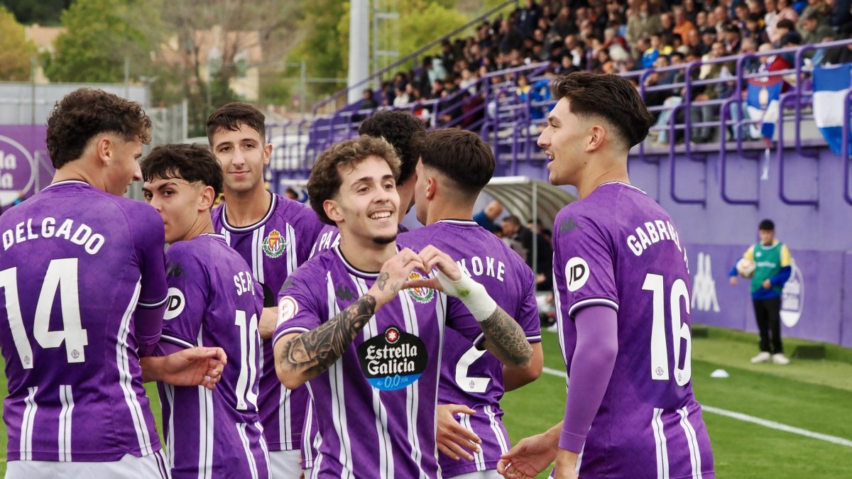 El blanquivioleta Xavi Moreno celebra uno de sus dos goles