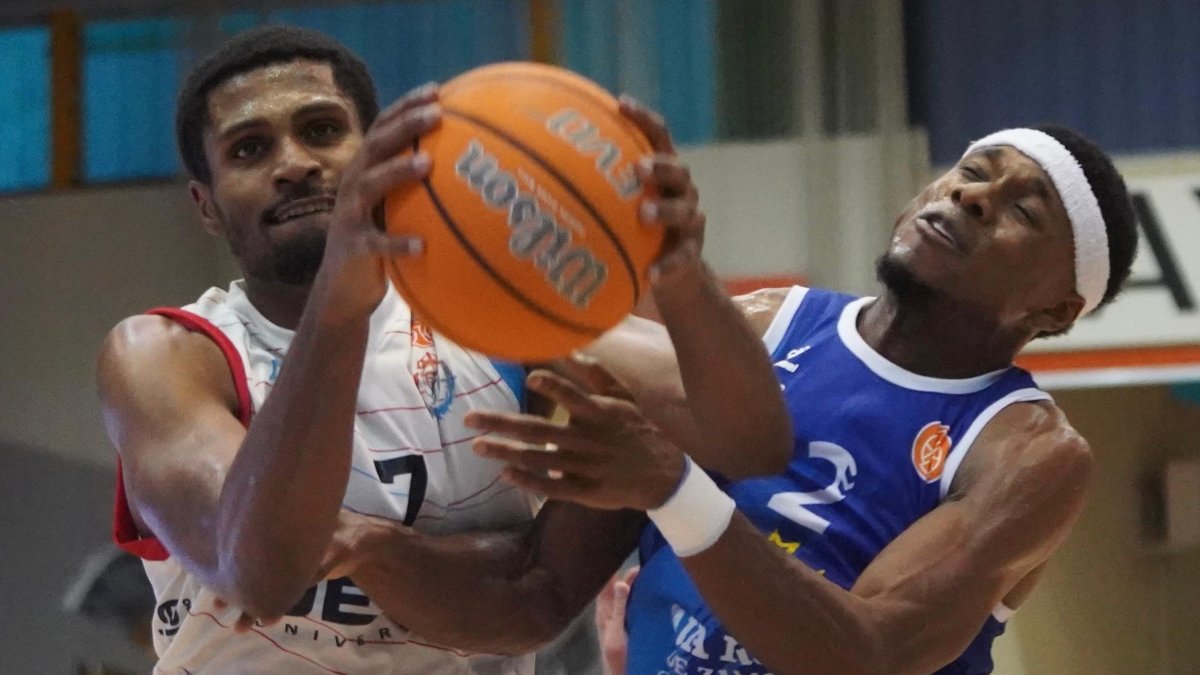 Acción del duelo liguero jugado por Zamora y el Real Valladolid Baloncesto en la segunda jornada de la Primera FEB.