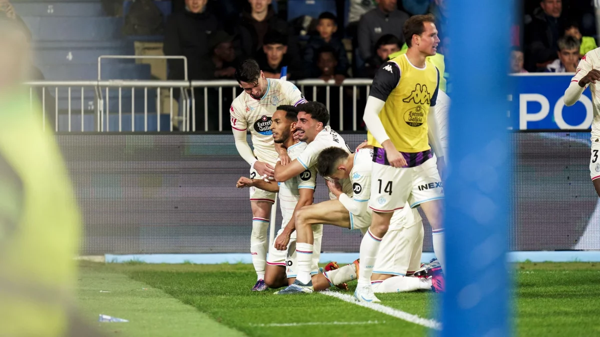 Anuar celebra su gol que supuso el 1-3 del Real Valladolid en Mendizorroza ante el Alavés.