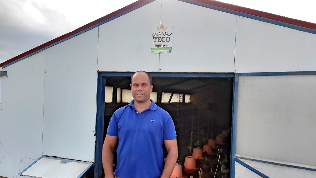 El ingeniero electrónico Mariano González frente a una de las naves de sus Granjas Teco que producen huevos ecológicos