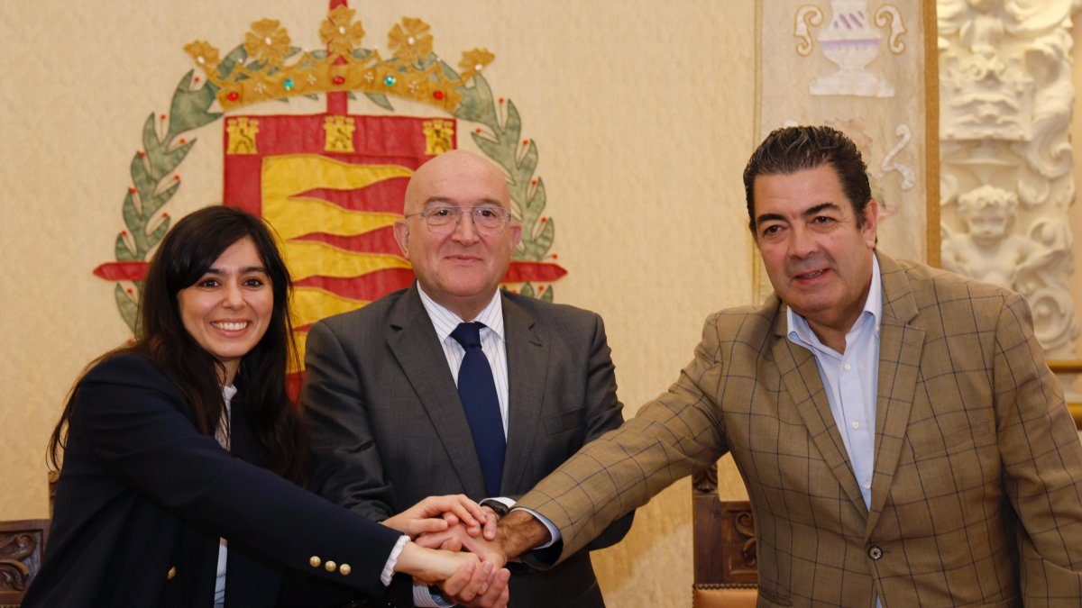 Leticia Mingueza, Jesús Julio Carnero y Alberto Gutiérrez en la firma del convenio.