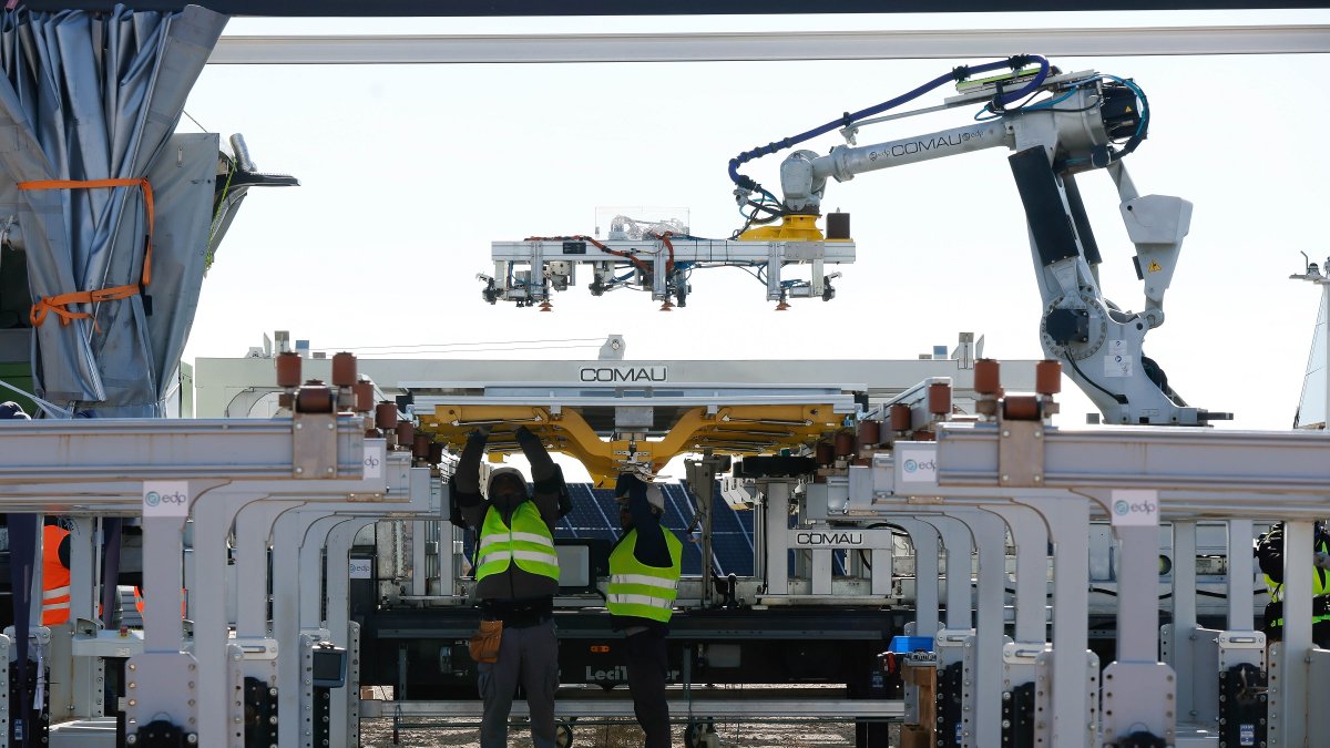 Dos técnicos realizando ajustes en el parque de Peñaflor de Hornija