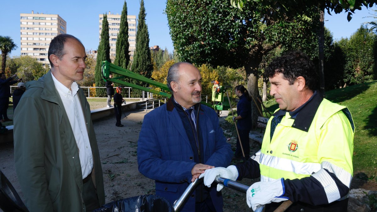 Alejandro García Pellitero y Alberto Cuadrado con un operario del Servicio de Limpieza.