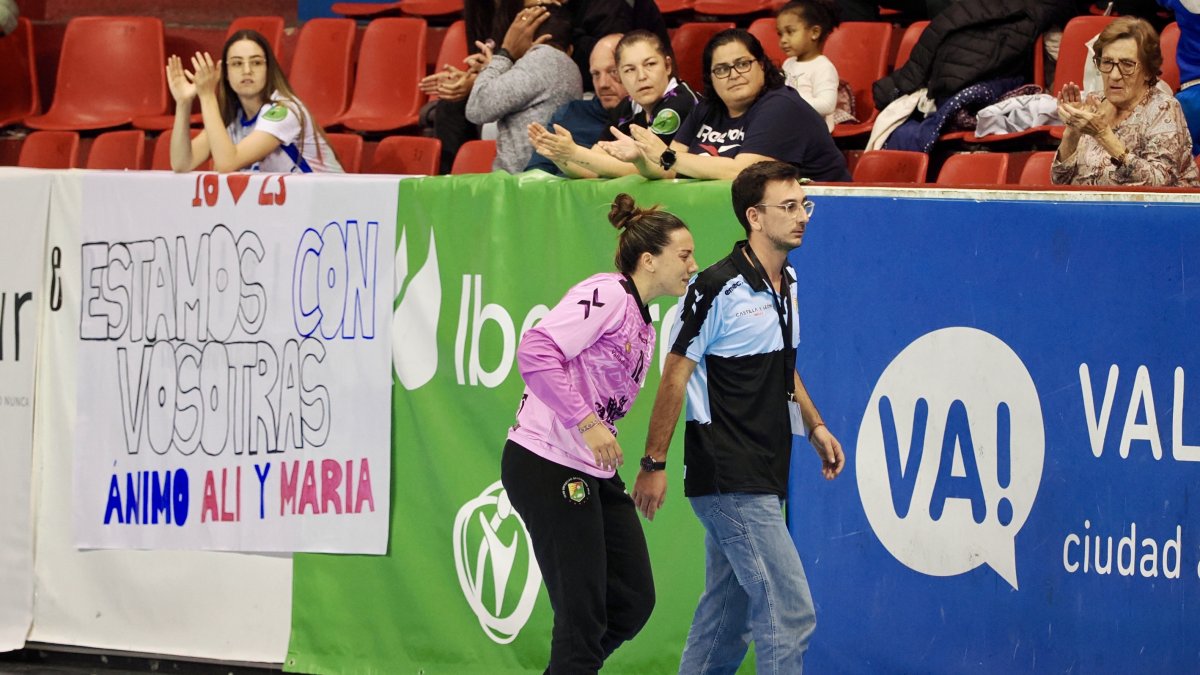 Carmen Sanz se retira lesionada ante el Porriño.
