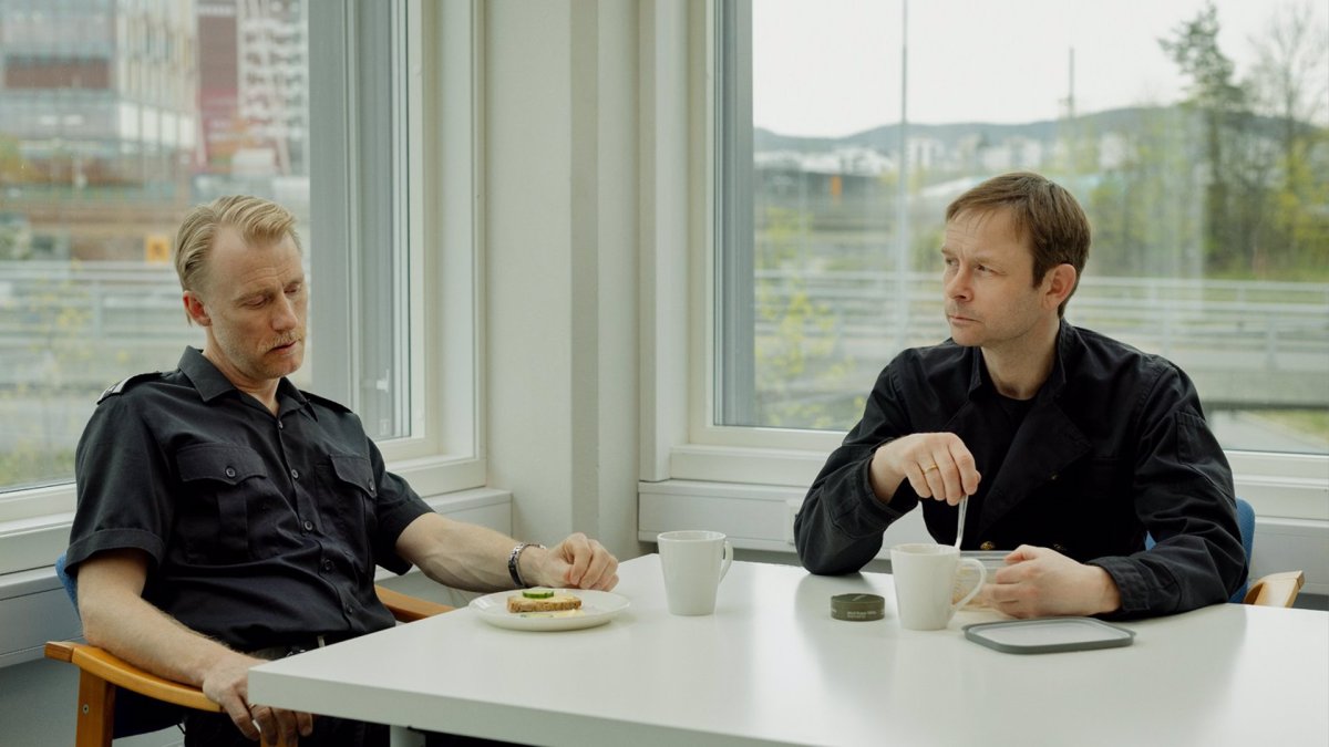 Los actores Thorbjorn Harr y Jan Gunnar Roise en sus papeles de deshollinadores en 'Sex'