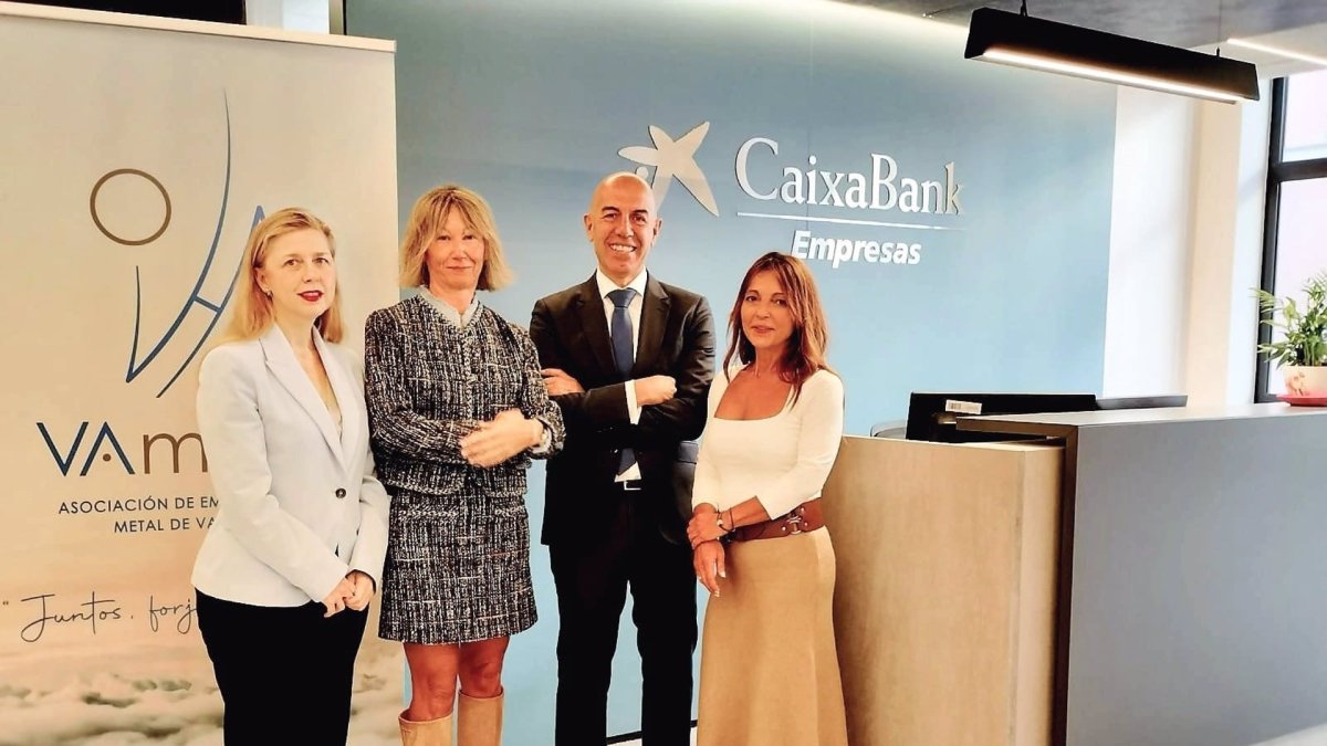 María Rodríguez Manchado (VAMETAL), Begoña Pombo (VAMETAL), Cristina Rodríguez (CaixaBank Dualiza) junto con José Bernardo Portela, director comercial de CaixaBank Empresas Territorial Castilla y León.