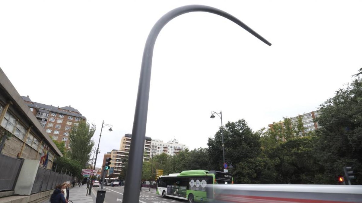 Poste para colocar cámaras de control de ZBE en la plaza del Poniente, en una imagen de archivo.